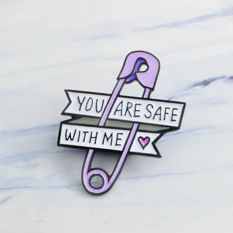 Broche de sécurité violette pour infirmières et médecin, en forme de cœur, avec motif de dessin animé et à revers, pour sac, chemise en jean
