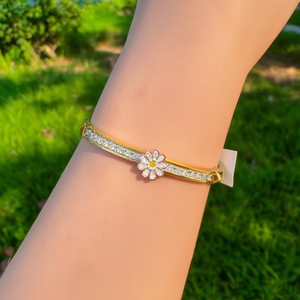 กำไลข้อมือแฟชั่น สแตนเลสสตีล 316L ชุบทอง PVD ดีไซน์ดอกเดซี่ประดับคริสตัล - Product Image 3