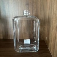 Bouteilles en verre vides de 500 ml à prix de gros, conteneurs durables pour spiritueux, gravure laser personnalisée, option de revêtement par pulvérisation.