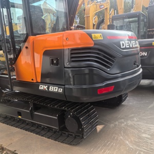 Miniexcavadora Develon DX80D Naranja y Negra sobre Orugas, Equipo de Construcción de 80 Toneladas con Motor - Product Image 1
