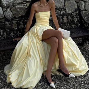 เดรสทรงใหม่สไตล์ฤดูร้อน สีพื้น เรียบหรู แต่งเชือกผูก ดีไซน์ไม่สมมาตร สายเดี่ยวรัดรูป เซ็กซี่ โชว์สะโพก ทรงเข้ารูป - Product Image 1