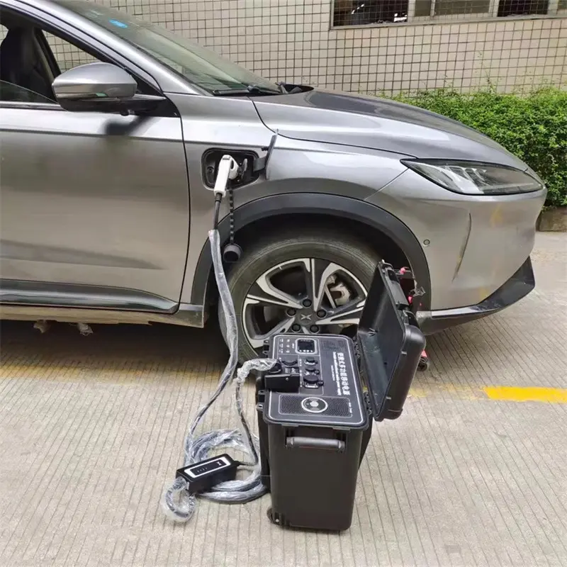 배터리 다기능 자동차 충전기가있는 새로운 7kW 32A 휴대용 EV 충전기 스테이션 4kWh 비상 전원 은행