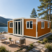 Maison conteneur de luxe extensible avec structure en acier blanc, double porte vitrée et revêtement en bois grainé pour projets de villas de jardin