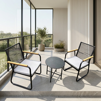 Ensemble bistrot 3 pièces en rotin tressé avec accoudoirs en bois, chaises rembourrées et table ronde en métal pour patio et jardin