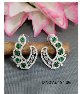 Boucles d'oreilles en forme de C avec diamants américains, boucles d'oreilles étincelantes en CZ pour femmes, bijoux de créateur pour mariages et occasions spéciales, fournisseur en gros - Product Image 3