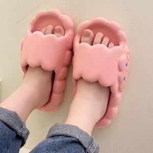 Varios estilos y colores. Pantuflas Cerradas Cómodas y Elegantes con Forro de Peluche y Diseño Antideslizante para Uso en el Baño para Adultos - Product Image 4