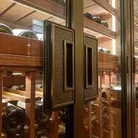 Armoire réfrigérée à vin industrielle à deux zones, en bois de hêtre, avec casier à vin intégré, réfrigérateur à vin et boissons pour salon, restaurant