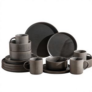 Service de table en céramique noire gaufrée 16 pièces pour 4 personnes – Kit de tasses pour la rentrée scolaire – Compatible lave-vaisselle et micro-ondes - Product Image 1