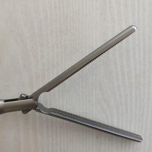Instrumen Laparoskopi Bedah Pegangan Baja Tahan Karat 10mm yang Dapat Digunakan Kembali, <span class=keywords><strong>Forceps</strong></span> Penjepit Rahang Panjang - Product Image 3