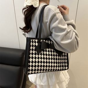 Nouveauté Sac fourre-tout en cuir PU à nœud papillon pour femme, sac à main noir et blanc à carreaux pour femme - Product Image 4