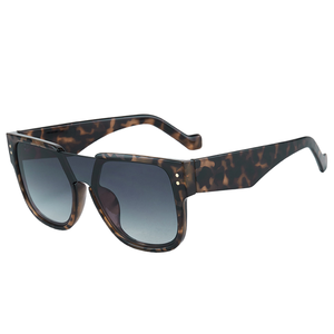 Gafas de Sol Cuadradas de Alta Calidad con Protección UV400, Montura Completa de PC, Ligeras, Extra Grandes, con Logotipo Personalizado en Colores Champán/Gris - Product Image 1