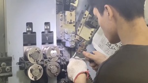 Resorte trenzado de Metal pequeño de acero inoxidable personalizado, gancho de alambre de tablero de clavijas, resortes de formación de alambre, ganchos redondos plateados - Product Image 4