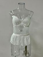 Ensemble de lingerie trois pièces en dentelle à volants avec bustier, mini-jupe en résille et jarretelles amovibles