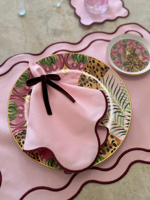 Set aus rosa Tischsets mit gewelltem Rand und burgunderroten Stoffservietten und Untersetzer, elegante Tischdekoration, kokettes Essensset