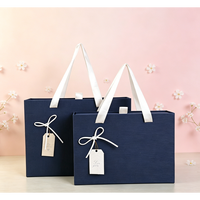 Sac en papier kraft robuste CMYK avec ruban personnalisable pour emballage de foulards pour hommes, thermos, bougies, cadeaux d'anniversaire/de fêtes
