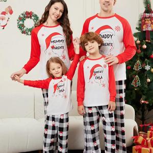 Grote hoeveelheid voorraad bijpassende kerstpyjama's voor het gezin, set met Santa Crew letters print top en geruite broek pyjama set - Product Image 1
