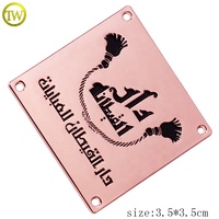 Plaques métalliques carrées Logos de marque Accessoire vestimentaire personnalisé Étiquette nominative dorée Étiquettes métalliques émaillées pour maillots de bain