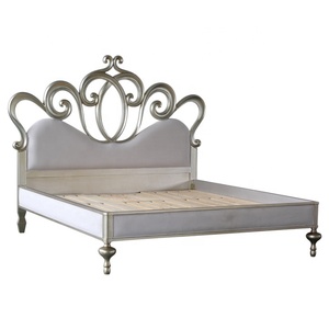 Lit de princesse romantique en bois massif sculpté à la française - Product Image 2