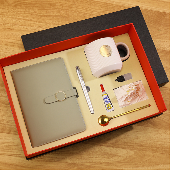 Cahier brun, stylo, tasse en céramique et ensemble cadeau aromathérapie