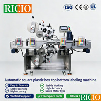 Machine d'étiquetage automatique RICIO de pointe, moderne et innovante, pour boîtes plates à bords irréguliers, avec autocollants adhésifs double face