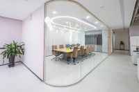 Cloison de séparation murale pliable moderne sur mesure pour école et bureau, système modulaire sans cadre, design en verre trempé et aluminium