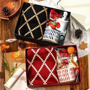Coffret Cadeau Noël et Nouvel An à Prix Réduit avec Écharpe pour Hommes et Femmes, Idéal pour Anniversaire, Cadeau pour Petite Amie, ou Cadeau de Fête - Product Image 1