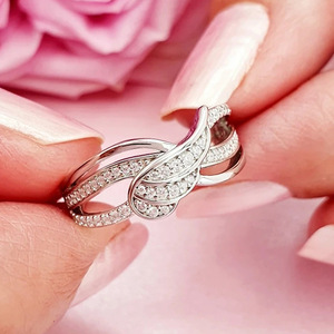 Anello a Forma di Ala per Donne, con Cristalli, Elegante e Regolabile, Gioiello Versatile per Uso Quotidiano - Product Image 2
