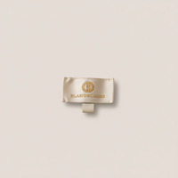Étiquette tissée haut de gamme exquise avec logo 3D en fil doré pour marque de vêtements finition satinée accessoires de vêtements de luxe personnalisés