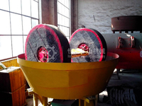 Équipement de broyage à moulin rond, machine à broyage à deux roues à tambour humide pour minerai d'or