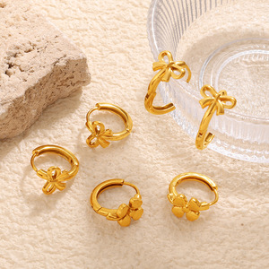 Pendientes Huggie de Aro Dorado con Diseño de Lazo, Acero Inoxidable, Joyería Pequeña y Moderna para la Oreja, Regalo para Ocasiones Especiales - Product Image 1