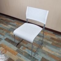 Chaise de visiteur empilable avec assise et dossier en plastique perforé respirant pour bureau, salle de réunion, formation du personnel, salle de classe