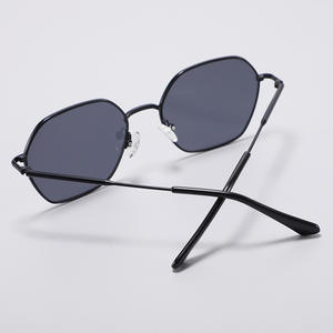 แว่นกันแดดโลหะสำหรับผู้หญิง UV400 คลาส 2 น้ำหนักเบา กรอบสีทอง เลนส์ PC สำหรับการเดินทาง แฟชั่น การขับขี่ ป้องกันแสงแดด - Product Image 1