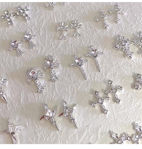 10 piezas de adornos retro de aleación con forma de cruz para uñas, accesorios 3D plateados con diamantes de imitación para diseño de manicura - Product Image 3