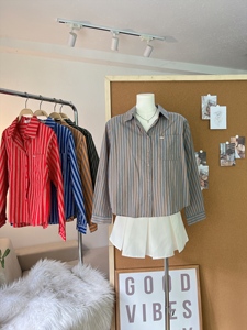 เสื้อเชิ้ตผู้หญิงลายทางความยาวปานกลาง รุ่น A801 ผ้าฝ้ายหนา แต่งกระเป๋าป้ายโลหะ ปกคอเสื้อพับได้ สไตล์ลำลอง เหมาะสำหรับฤดูใบไม้ผลิและฤดูร้อน - Product Image 5