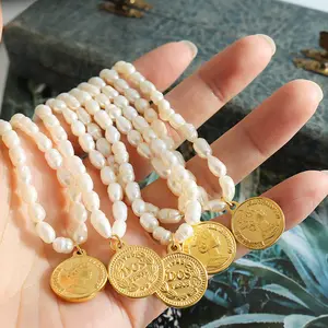 Collana a catena con perline di perle d'acqua dolce delicate in stile francese, collana con ciondolo placcato oro 18 carati con testa di medaglione da donna