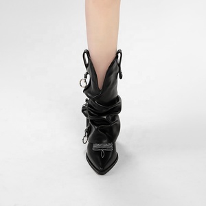 <span class=keywords><strong>Bottines</strong></span> de cow-boy mi-mollet pour <span class=keywords><strong>femme</strong></span>, à bout pointu, <span class=keywords><strong>talon</strong></span> carré bas, avec boucle à anneau métallique style western et design rehaussant la silhouette - Product Image 3
