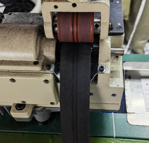 Nhà Máy Bán Buôn Giá Tùy Chỉnh #10 Dài Chuỗi Nylon Dây Kéo Thân Thiện Với Môi Cuộn Dây Màu Đen Dây Kéo Cuộn Làm Bằng Nhựa - Product Image 2