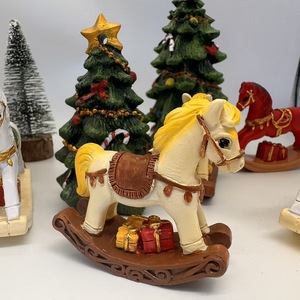 Ornamento di cavallo a dondolo in resina di natale dipinto a mano decorazione appesa per l'albero di natale casa accento da tavolo in miniatura - Product Image 3