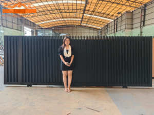 Puertas corredizas de seguridad personalizadas de fábrica fuerte, puerta automática de jardín de aluminio, diseño de puerta principal - Product Image 3