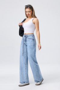 Nuovi jeans in denim lavato, comodi, versatili, a vita alta, con coulisse regolabile e decorati con strass. - Product Image 3