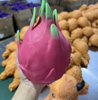 Grensoverschrijdend nieuw product: extra groot drakenfruit knijp-speeltje met zacht terugverende werking voor stressverlichting. Gesimuleerd fruit.