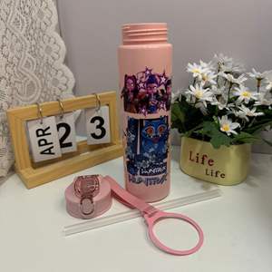 Bouteille d'eau de <span class=keywords><strong>sport</strong></span> en plastique écologique de 700 ml avec paille et sangle pour enfants - K-Pop Cartoon - Pour boire directement, voyages et usage quotidien - Product Image 6