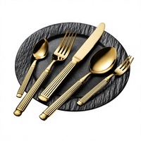 Ensemble de couverts cinq pièces en acier inoxydable doré, style colonne romaine, finition miroir, luxe léger, pour la table occidentale