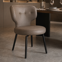 Chaise de salle à manger capitonnée moderne avec revêtement en cuir souple et pieds en métal noir, design ergonomique pour la maison, les restaurants et les hôtels