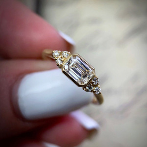 Anello con Cristallo Taglio Quadrato per Donne, Accessorio Minimalista Elegante per Uso Quotidiano e Feste - Product Image 3