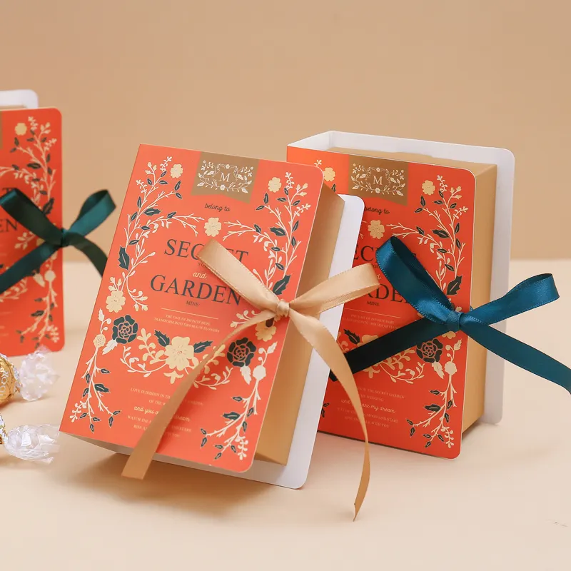 Forme de livre Vintage de luxe accepter le motif personnalisé papier carton fait à la main cadeau pliable chocolat boîte de bonbons de mariage avec ruban