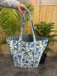 Sac fourre-tout en coton matelassé imprimé floral fait main, sac de plage, sac de voyage, sac de demoiselle d'honneur, cadeau pour maman - Product Image 3