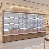 Vitrine à chaussures lumineuse orange, fabriquée à la main, avec revêtement en poudre, pour centres commerciaux, design personnalisable, pour entreprises