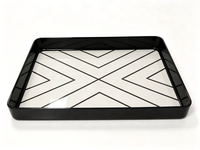 Plateau décoratif carré en fer thermolaqué, plateau de service en métal noir avec base à motif géométrique pour présentation sur table