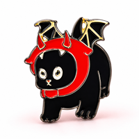 Épinglette en métal émaillé personnalisée, mignonne, avec cornes rouges de démon et ailes de chauve-souris, thème Halloween, pour amoureux des animaux et collectionneurs, cadeau souvenir, vente en gros du fabricant